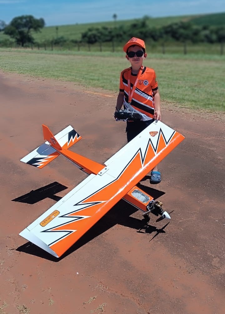 PEQUENO GIGANTE DO AEROMODELISMO