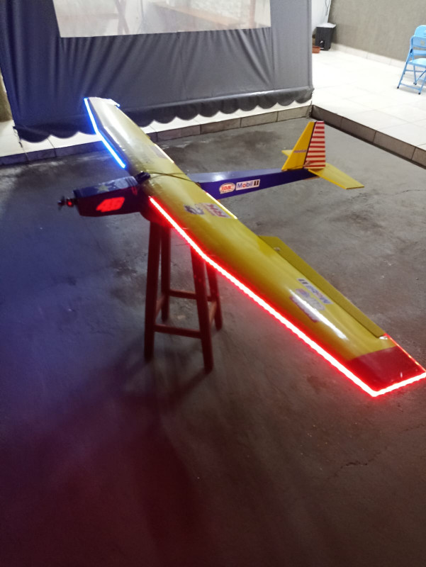 Aeromodelo motoplanador